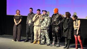 Première domhanda aréir ag KNEECAP ag Féile Scannán mór le rá Sundance