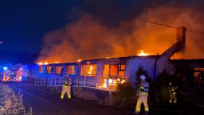 Téann na seirbhísí dóiteáin i ngleic le tine mhór ar an láthair do lóistín fhéideartha do dhídeanaithe