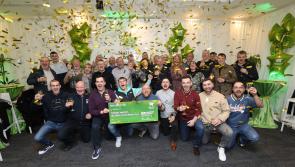 Ceiliúradh do shindeacáit oibre Éireannach agus an Lotto buaite acu