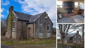 PICTIÚIR: Seanteach scoile ar 1.5 acra le ‘draíocht agus carachtar’ ar díol ar níos lú ná €90k