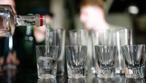 Vodca Éireannach le tacaíocht cháiliúil ainmnithe mar an vodca is fearr ar domhan
