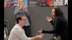 FÉACH: Cuireann ceiliúr pósta neamhghnáth iontas ar shiopadóirí ag ollmhargadh