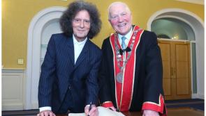 Saoirse Chathair & Chontae Phort Láirge bronnta ar an gceoltóir Gilbert O’Sullivan