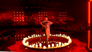FÉACH: Léiriú iomlán le Bambie Thug ag an gcéad chluiche leathcheannais Eurovision