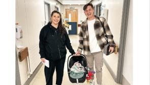 Cuireann réalta na meáin Tadhg Fleming agus a bhean chéile fáilte roimh an gcéad leanbh