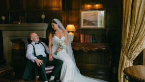 Lánúin cháiliúla ag baint sult as mí na meala sa bhaile tar éis ceiliúr pósta uathúil