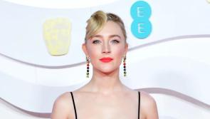 Pósann an t-aisteoir Éireannach Saoirse Ronan páirtí fadtéarmach i searmanas rúnda