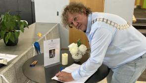 Oscla&iacute;odh leabhair chomhbhr&oacute;in d&rsquo;Edna O&rsquo;Brien, nach maireann, sa Chl&aacute;r