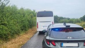 Gearradh fíneáil ar thiománaí bus as tiomáint ar ardluais i ndálaí fliucha