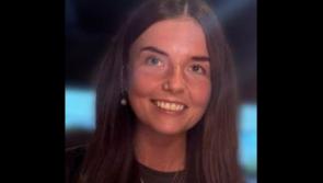 Tiomsaíonn an teaghlach airgead ar son carthanachta i gcuimhne ar bhean óg a maraíodh i dtimpiste bóthair