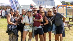 PICTIÚIR: An bhfeiceann tú do chairde? Faigheann na sluaite taithí ar dhraíocht as Electric Picnic