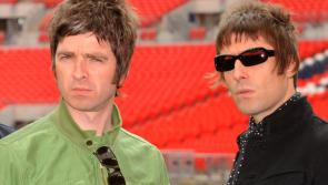Tá na mílte de lucht leanúna Oasis ag tabhairt aghaidh ar a dticéad turais athchruinnithe a chealú