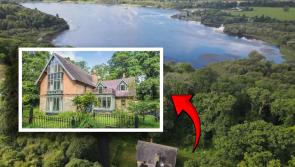 PICTIÚIR: Teach dochreidte cois locha ach turas 10 nóiméad ón só-óstán buaileann an margadh