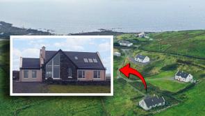 PICTIÚIR: Teach iontach cois cósta na hÉireann le radharcanna iontacha farraige ag dul ar €275k