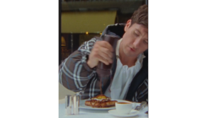 FÉACH: Tá Barry Keoghan ar stáitse i bhfógra nua Burberry ach ní féidir le lucht leanúna stop a bheith ag caint faoin rud amháin seo