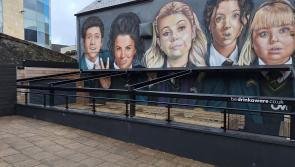 Athshuiteáil múrmhaisiú Derry Girls lá tar éis é a bhaint