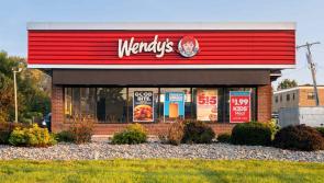 Aims&iacute;onn slabhra bia mear Wendy su&iacute;omh beacht an ch&eacute;ad bhialann &Eacute;ireannach