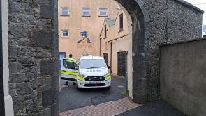 Tá náisiúnach de chuid na Stát Aontaithe i láthair sa chúirt agus é cúisithe as a athair a dhúnmharú ag óstán só Laoise