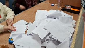 Comhaireamh na vótaí ar siúl ar fud na tíre tar éis Olltoghcháin