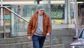 Chonaic! Bailíonn sluaite i gcathair na hÉireann le radharc a fháil ar réalta Hollywood Liam Neeson
