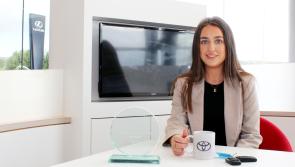 Neart taithí faighte ag bean as Dún na nGall i rith a printíseachta díolacháin