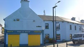Seans go bhfeicfeadh siopa grósaeireachta dúnta i mbaile gnóthach saol nua mar chóiríocht aoi