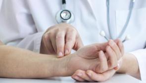 Cad é Norovirus? Éiríonn comharthaí le breathnú i measc tinnis in Éirinn thar thréimhse na Nollag