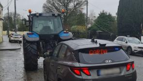 Chuaigh Gardaí ar strae tar éis dóibh tarracóir a stopadh tar éis ‘glaoch ó bhall den phobal’
