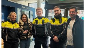 I gcónaí an áit dheireanach a bhfuil tú ag súil! Cabhraíonn Gardaí le turasóirí fón goidte a aimsíodh in áit neamhghnách a aimsiú