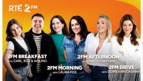 Fógraíonn RTÉ 2FM go mbeidh athrú mór tagtha ar óstaigh raidió lae ón tseachtain seo chugainn