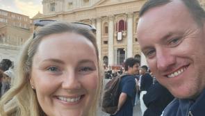 Nuaphósta Éireannacha i measc na ndaoine a bhí ag faire ag an Vatacáin agus an Pápa Leo XIV á thoghadh
