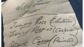 'Cabhraigh linn iad a aimsiú' - óstán Éireannach ag cuardach scríbhneoirí rúndiamhair a fuarthas taobh istigh den bhalla