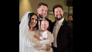 Chuir an t-amhránaí Calum Scott iontas ar lánúin Éireannach ag bainis le léiriú beo