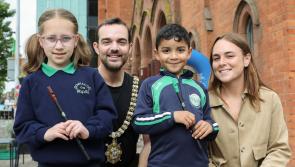 Clár Scoileanna an Oireachtais ag marcáil 150 lá go dtiocfaidh an fhéile teanga agus ealaíne is sine in Éirinn go Béal Feirste 