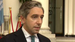 Deimhníonn an Tánaiste Simon Harris gur aslonnaíodh 15 saoránach Éireannach as Iosrael agus 3 as an Iaráin