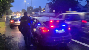 Tiománaí foghlaimeora neamhfhreagrach gafa ag tiomáint le cócaon sa charr