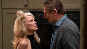 Machnaíonn an t-aisteoir Éireannach Liam Neeson ar scannán nua 'áthasach' le Pamela Anderson