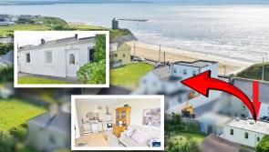 PICTIÚIRÍ: Sealladh cois farraige na hÉireann díreach céimeanna ón trá agus sealla á chur ar ceant ar €135k