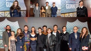 PICTIÚIRÍ: Óstálann Netflix an chéad taibhiú cairpéad dearg de House of Guinness roimh an scaoileadh