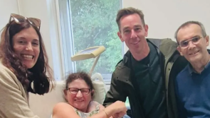 Glacann Ryan Tubridy sos as ‘mbolgán rannpháirtíochta’ le haghaidh cuairt chroíúil ar theach altranais