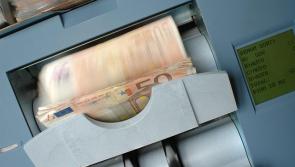 MÍNIÚ: Cad is brí le money muling agus cén fáth a bhféadfadh 14 bliana príosúin a bheith i gceist le páirt a ghlacadh ann?