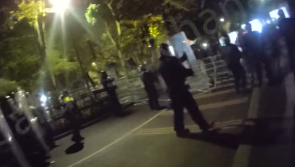 FÉACH: Scaoileann na Gardaí físeán scanrúil ó cheamara coirp d’agóidí foréigneacha i mBaile Átha Cliath