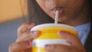 Deoch choitianta á meabhrú i measc riosca tromchúiseach tinnis i measc leanaí