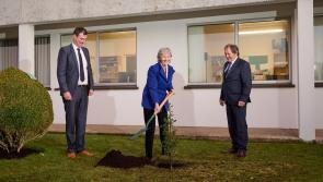 Uachtar&aacute;n na h&Eacute;ireann Catherine Connolly ar cuairt go RT&Eacute; Raidi&oacute; na Gaeltachta i gCasla, Conamara agus crann nua curtha aici