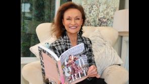 Deilbh&iacute;n st&iacute;le &Eacute;ireannach a nochtann gur beagnach gur gabhadh &iacute; ag p&oacute;il&iacute;n&iacute; na R&iacute;ochta Aontaithe le bagairt buama amhrasta &oacute;n IRA