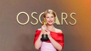 Scr&iacute;obh an t-aisteoir &Eacute;ireannach Jessie Buckley stair le bua Oscar i Hollywood