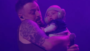 Tagann lucht lean&uacute;na le ch&eacute;ile agus r&eacute;alta The 2 Johnnies ag roinnt nuashonraithe faoi shl&aacute;inte a mhic