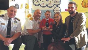 Tuilleann buachaill misni&uacute;il, 5, bonn as a mh&aacute;thair a sh&aacute;bh&aacute;il i gc&aacute;s &eacute;igeand&aacute;la