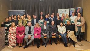 Faigheann Fostaithe ó Mhiondíoltóirí Ceannais Náisiúnta Céim ó Chúrsa ETB Dhún na nGall