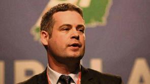 Déanann an Teachta Dála Pearse Doherty cáineadh láidir ar an Rialtas